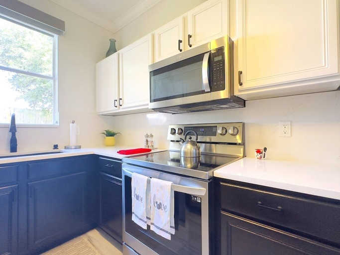 Private kitchen 4, Modern 4BR Home in Regal Palms Resort Near Disney, Polk