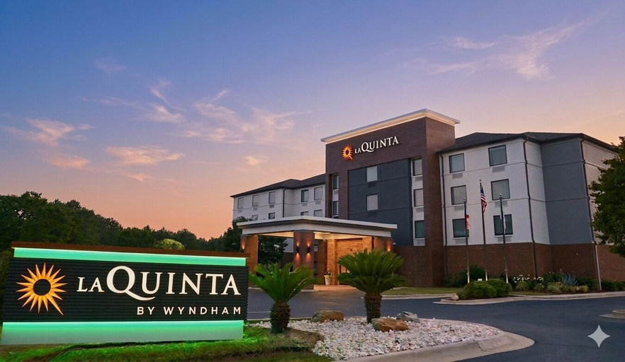 Exterior & Views 2, La Quinta Inn & Suites by Wyndham Auburn - University Area, Lee