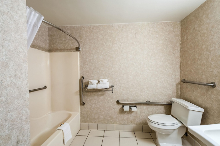 Bathroom, Quality Inn Solomons - Beacon Marina, Calvert