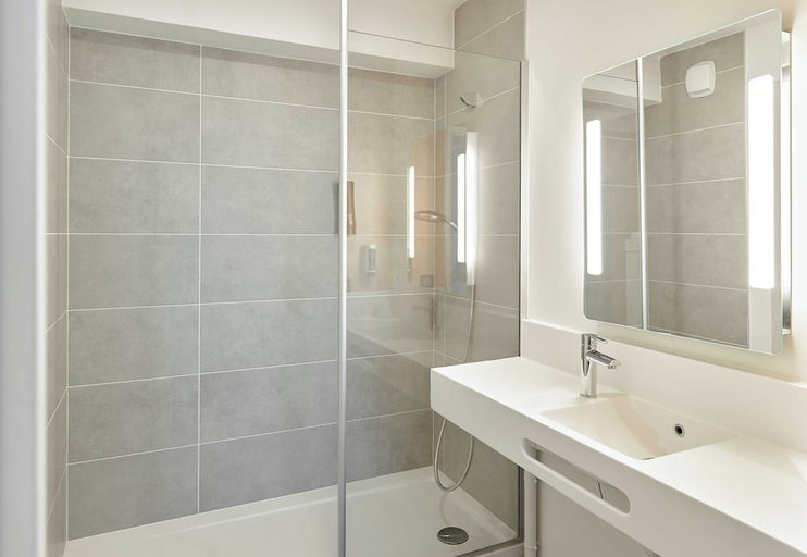 Bathroom 4, B&B Hotel Marne-La-Vallée Val D'Europe, Seine-et-Marne