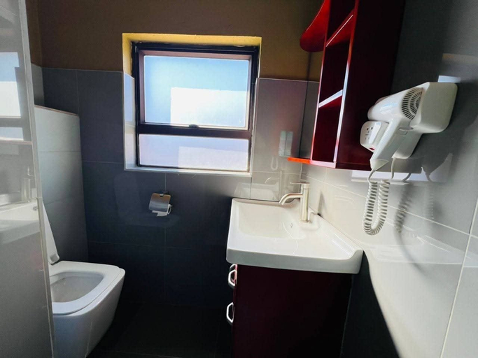 Bathroom, Oakwood Guest House