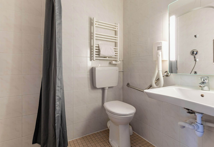 Bathroom 4, B&B HOTEL Colmar Lumière, Haut-Rhin