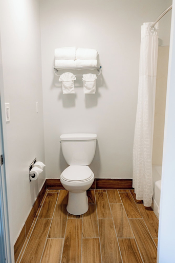 Bathroom 4, Quality Inn & Suites Lathrop - South Stockton, San Joaquin