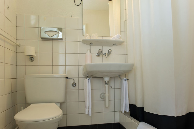 Bathroom, Jungfrau Hotel Annex Alpine Inn, Interlaken
