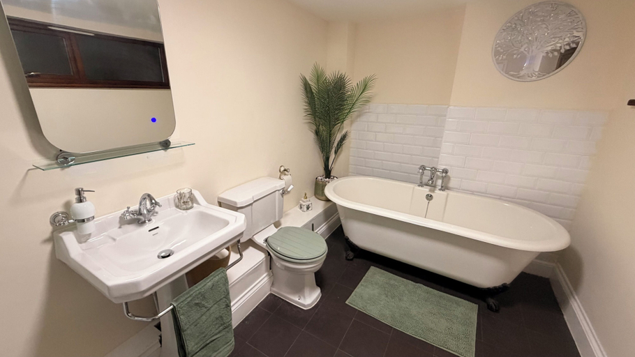 Bathroom 3, The Farmers arms West Hatch, Somerset