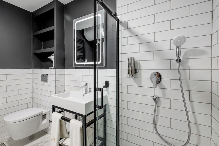 Bathroom 5, Montenegro Lodge