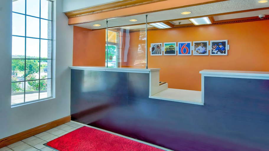 Public Area 2, Motel 6 Grand Rivers, KY, Livingston