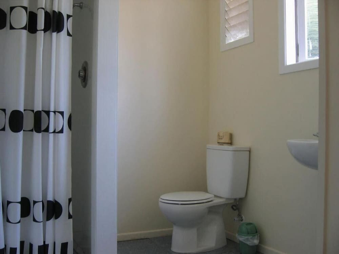 Bathroom, Glowworm Motel, Waitomo