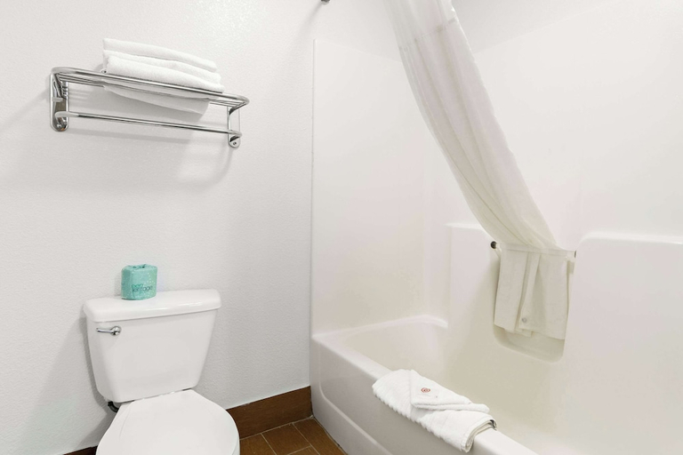 Bathroom 4, Comfort Inn Joliet West I-80, Will