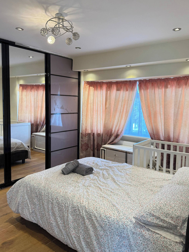 Room 5, 3 Bedroom House in Wembley With Free Parking, London