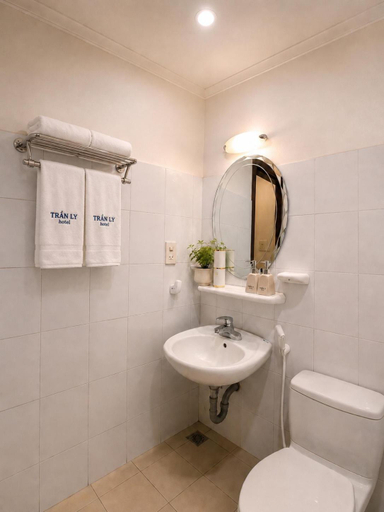 Bathroom 5, Tran Ly Hotel, Huế