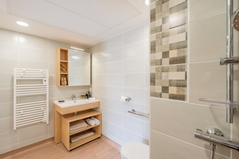 Bathroom 5, Quality Aparthotel Pau Porte des Pyrénées, Pyrénées-Atlantiques