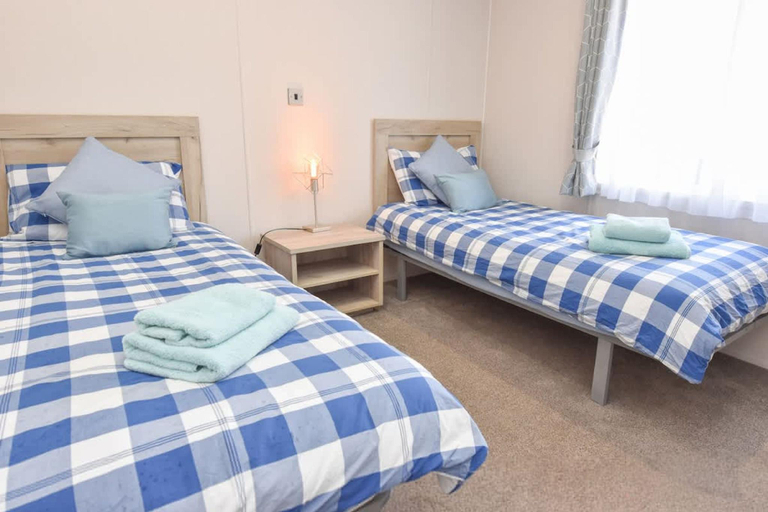 Bedroom 2, Rowan a welcoming countryside lodge, Isle of Wight