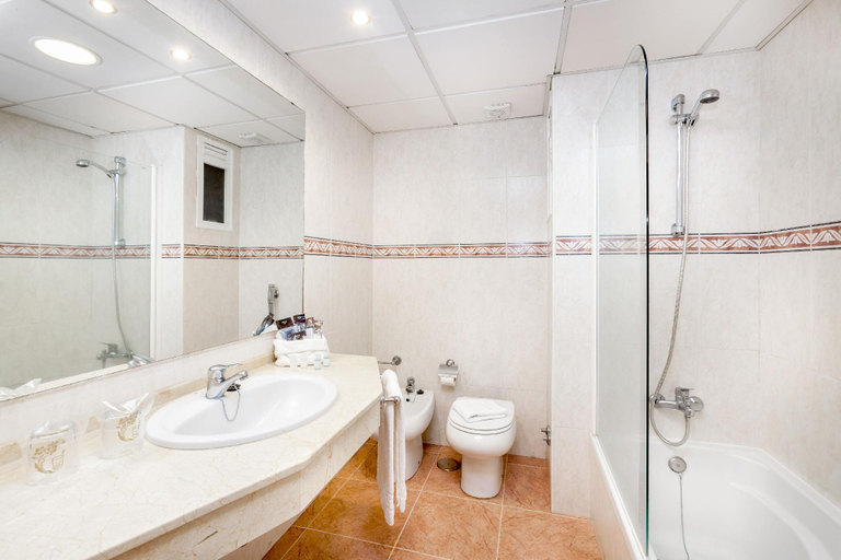 Bathroom 4, O7 Tenerife, Santa Cruz de Tenerife