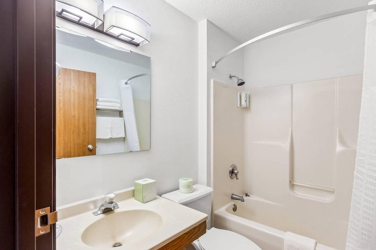 Bathroom 4, Quality Inn & Suites Howe - Sturgis, LaGrange