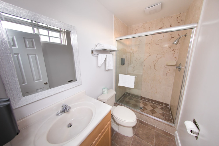 Bathroom 3, Metropolitan Inn & Suites, Los Angeles