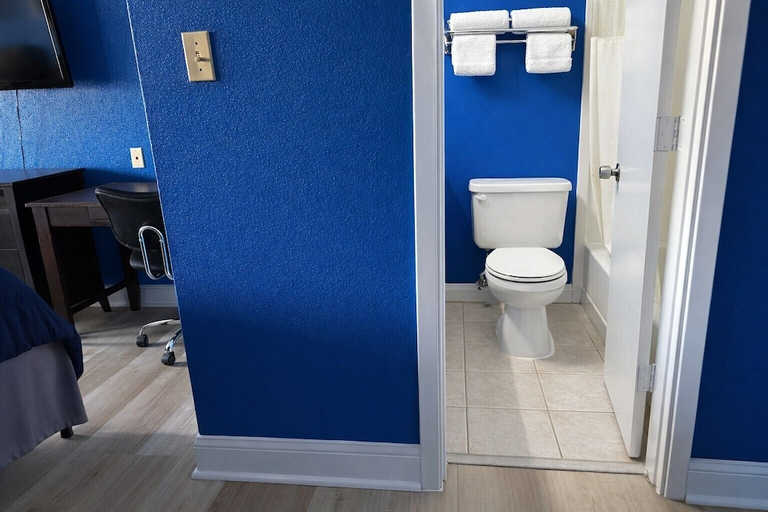 Bathroom 4, Apollo Lodge and RV Park, Freestone