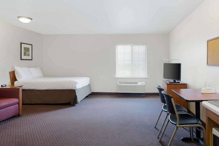 Bedroom 2, WoodSpring Suites Tyler Rose Garden, Smith