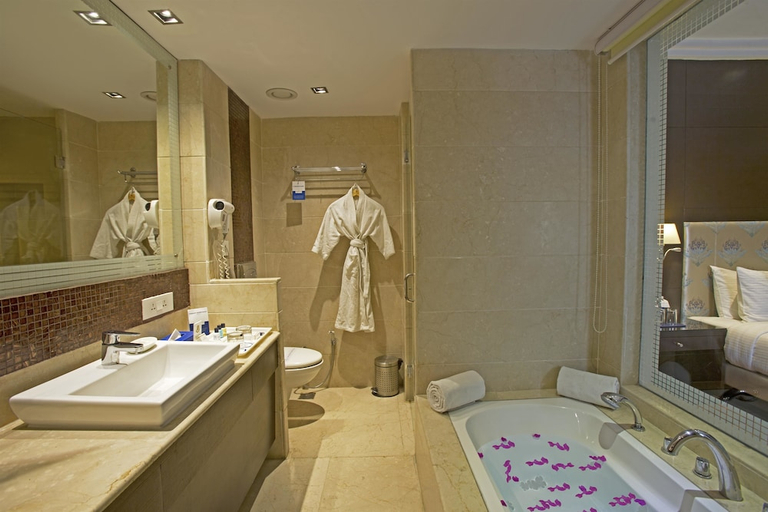 Bathroom 4, Golden Tulip Panchkula, Panchkula