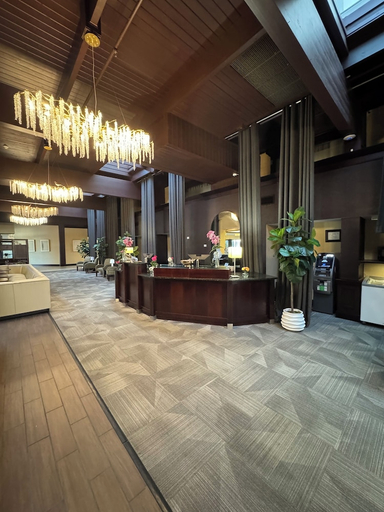 Public Area, Hotel Gurnee, Lake