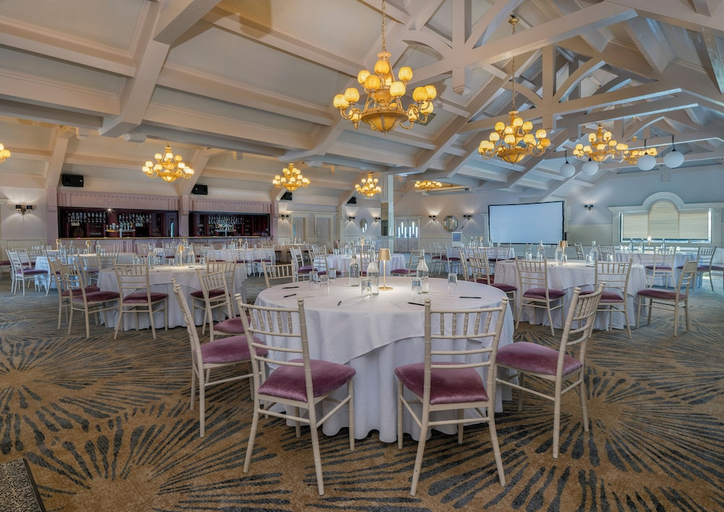 Food & Drinks 5, Treacys Oakwood Hotel