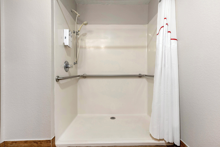 Bathroom 5, Red Roof Inn & Suites Clinton, MS, Hinds