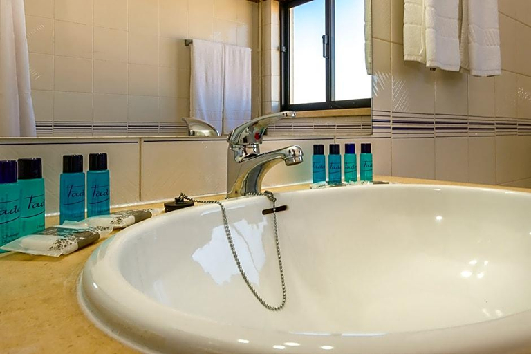 Bathroom 4, Apartamentos Turísticos Janelas do Mar, Albufeira