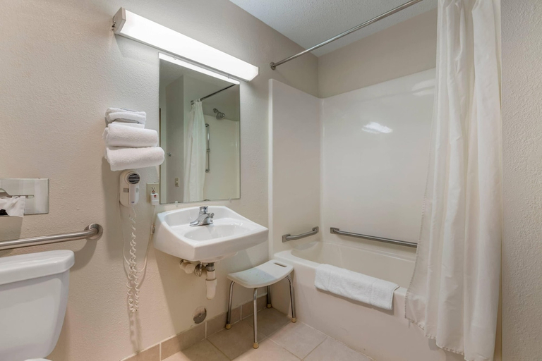 Bathroom 4, Rodeway Inn Coopersville, Ottawa