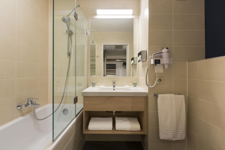 Bathroom 3, Hôtel Kyriad Strasbourg, Bas-Rhin