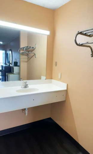 Bathroom 4, Garden Inn & Suites, Floyd