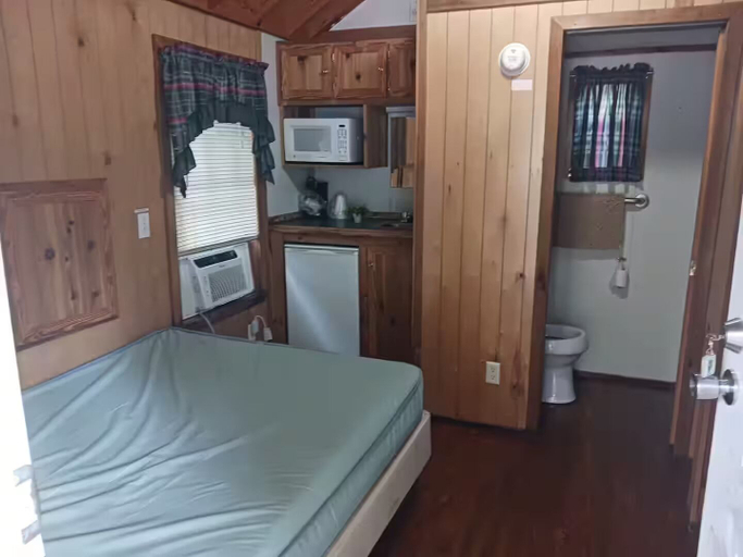 Room 5, Pin Oak RV Resort, Franklin