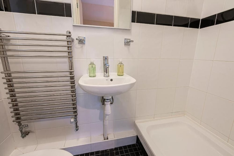 Bathroom 3, Barrington Lodge Hotel, West Sussex