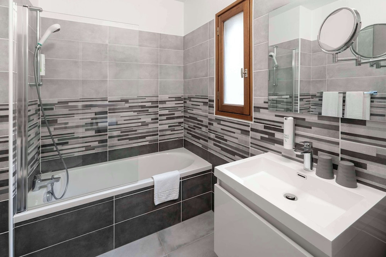 Bathroom, Sure Hotel by Best Western Saintes, Charente-Maritime