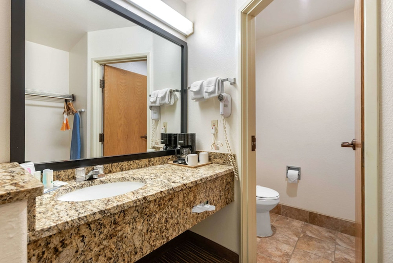 Bathroom 4, Quality Inn & Suites Limon, Lincoln