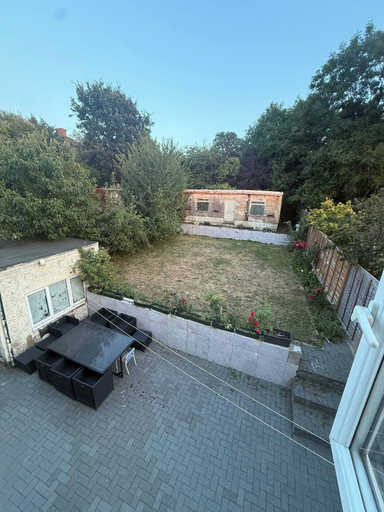Outdoor dining 4, 3 Bedroom House in Wembley With Free Parking, London
