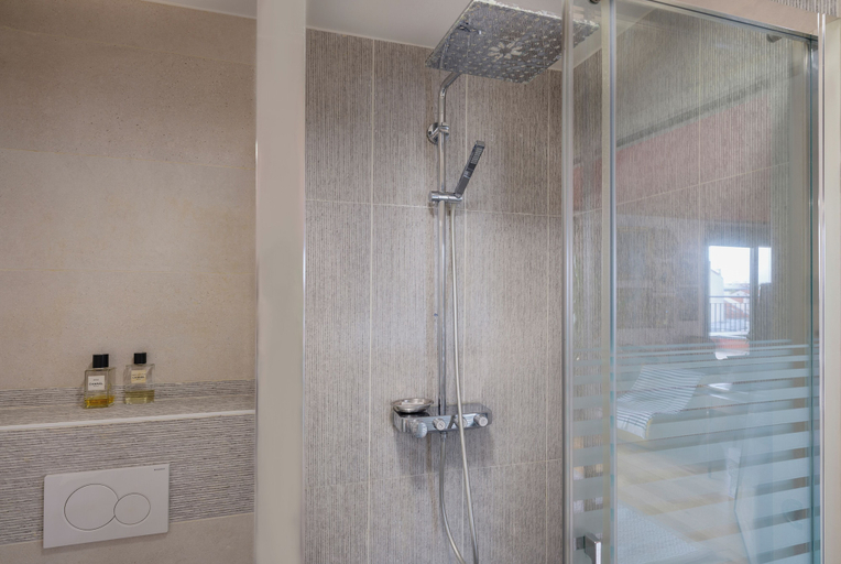 Bathroom 2, Paris Delorme Terrace residence, Seine-Saint-Denis