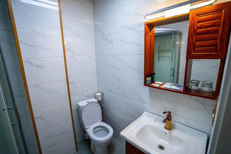 Bathroom 5, Holiday Hotel, Vladivostok gorsovet