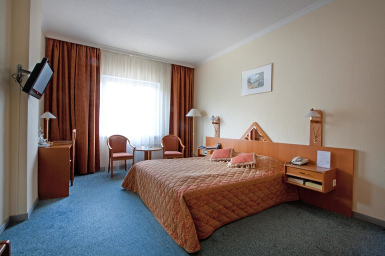 Bedroom 2, Proton Hotel, Western