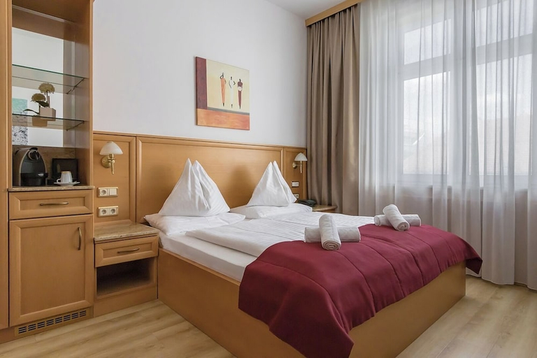 Bedroom 2, Hotel Corvinus, Wien