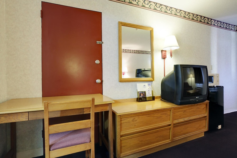 Bedroom 2, Americas Best Value Inn & Suites Macon at Eisenhower Pkwy, Bibb
