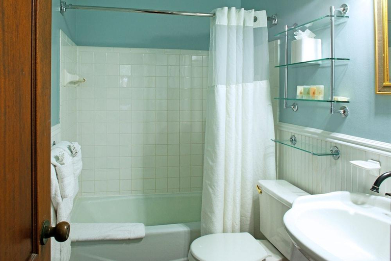 Bathroom 3, Island City House Hotel, Monroe