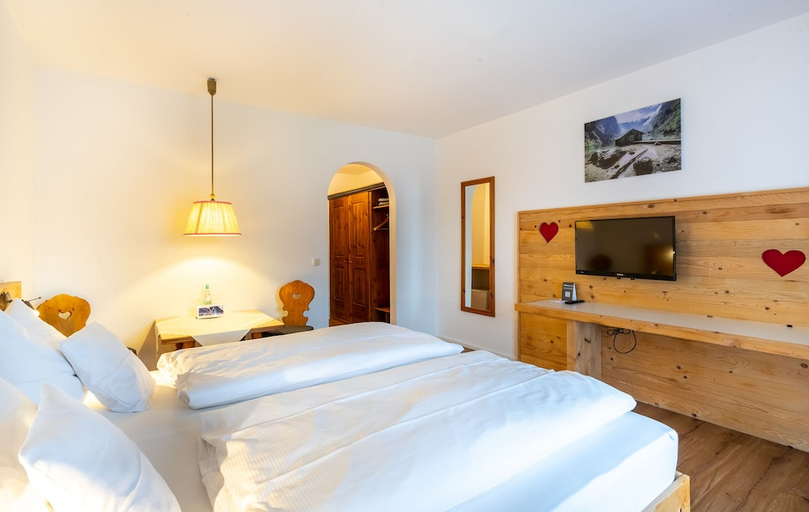 Bedroom 3, Das Bergmayr - Chiemgauer Alpenhotel, Traunstein
