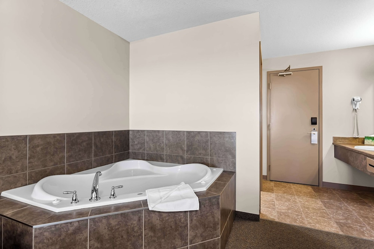 Bathroom 4, SureStay Hotel by Best Western Bassano, Division No. 2