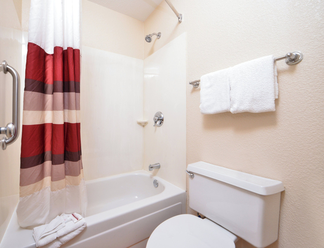 Bathroom 4, Red Roof Inn Toledo - University, Lucas