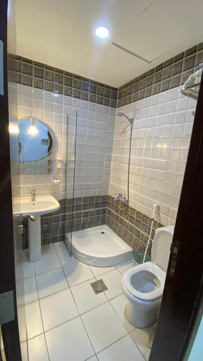 Bathroom, LULUAT ALNUZHA HOTEL, Makkah