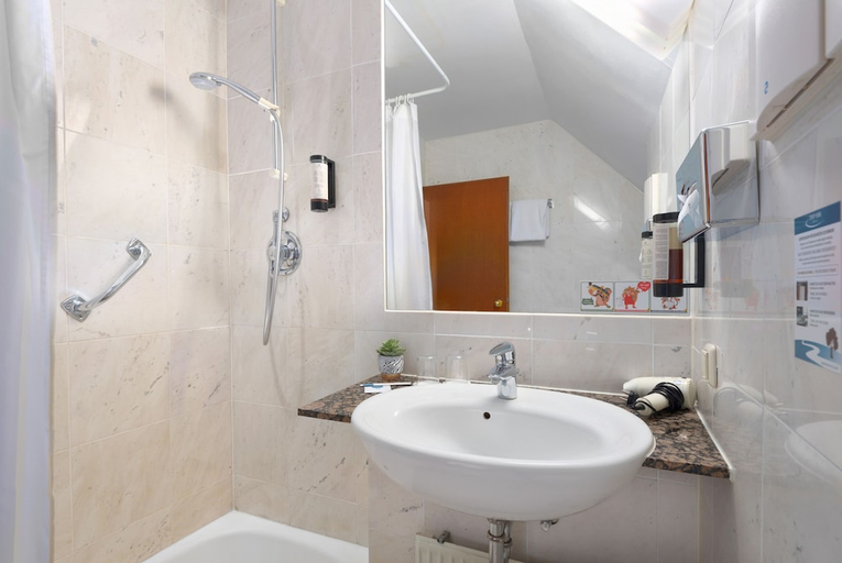 Bathroom 4, Trip Inn Hotel Frankfurt-Egelsbach, Offenbach