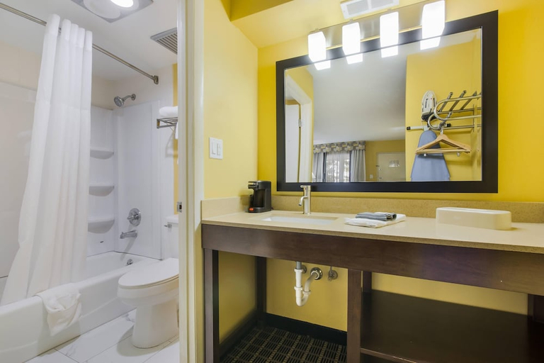 Bathroom 4, Quality Inn London North, Laurel