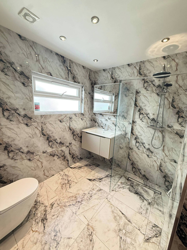 Bathroom 3, 3 Bedroom House in Wembley With Free Parking, London