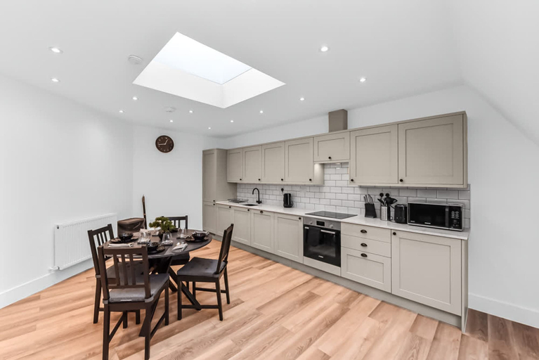 Room 2, Modern 2 Bedroom Stay Balcony East Croydon, London