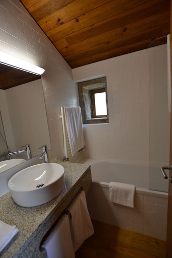 Bathroom 3, Casa de Santa Cristina, Marco de Canaveses